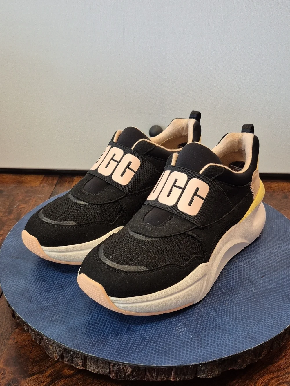 UGG